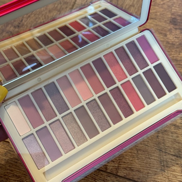 Beauty Concepts 24 Eyeshadow Palette - Picture 3 of 6